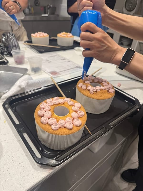 ベリークリームを絞ってシフォンケーキをデコレーションしている様子