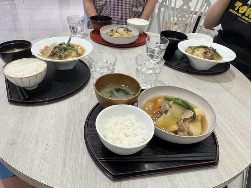 会員2人と初参加の友人2人で作った肉じゃが定食
