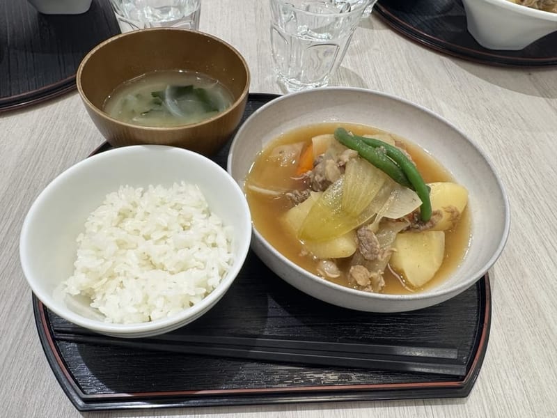 基本の肉じゃが、鍋炊きごはん、おみそ汁の完成写真